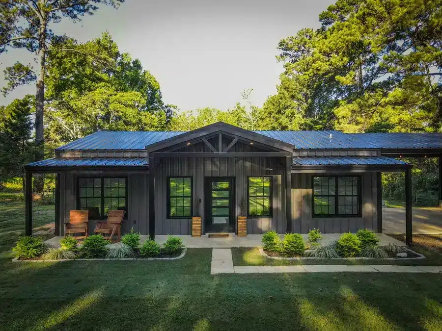 Modern black metal barndominium built by barndominium builders in Buffalo, Texas